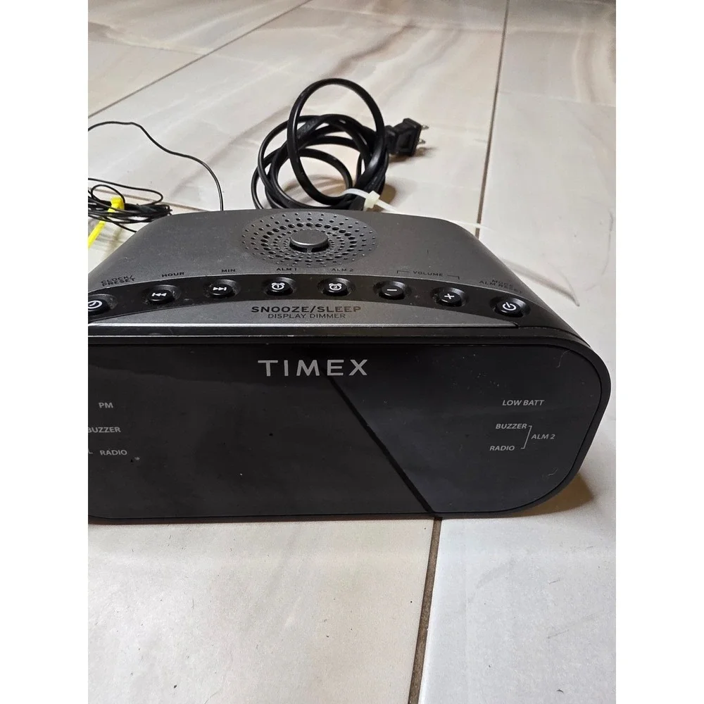 Timex T231Y Dual Alarm Clock Radio AM FM Silver Black Digital Display Snooze‎ F3
